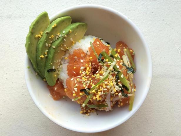 Reis- und Poke-Bowl mit Lachs und Avocado