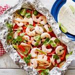 Gesunde gegrillte Garnelen-Fajitas in Folie