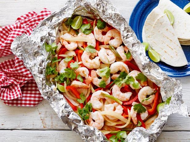 So bereiten Sie gesunde gegrillte Garnelen-Fajitas in Alufolie zu