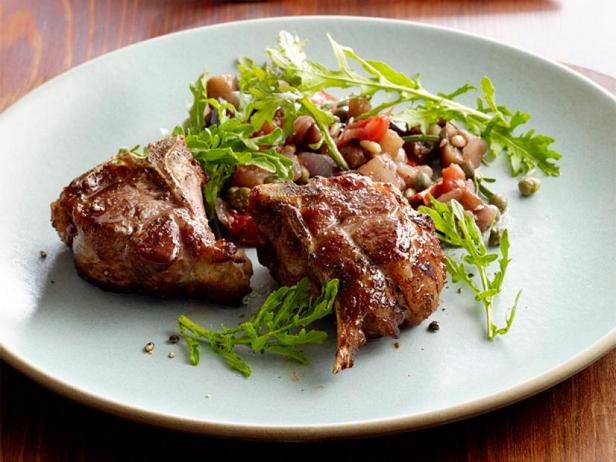 Wie man Lammkoteletts mit Auberginen-Caponata zubereitet
