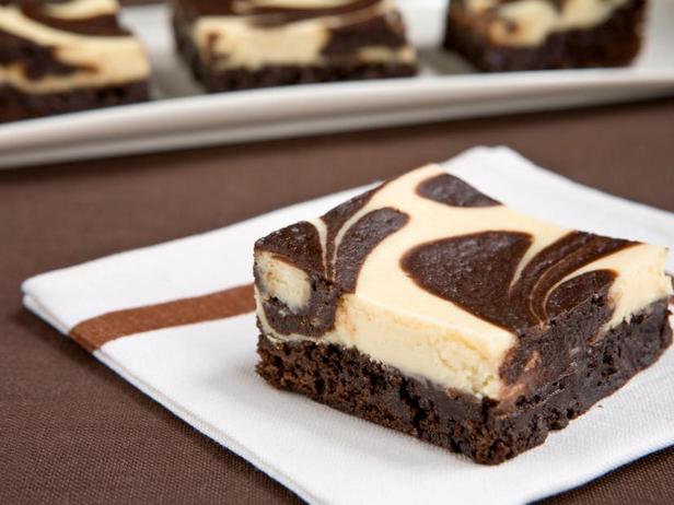 So backt man einfache Käsekuchen-Brownies