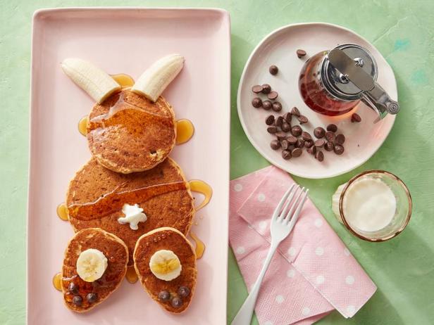 Wie man Karottenpfannkuchen mit Osterhasengeschmack zubereitet