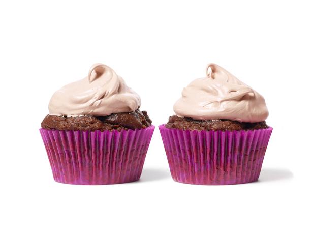 So macht man Schokoladen-Cupcakes mit Baiserglasur