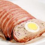 Hackbraten mit Ei und Speck, garniert mit Spinat