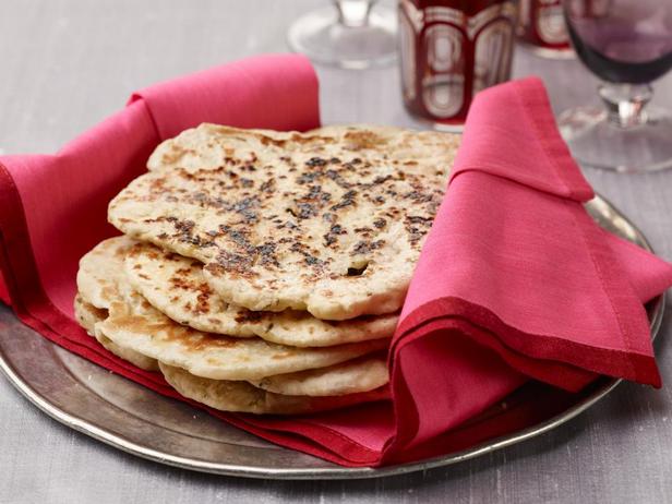 Naan ist ein indisches, frittiertes Fladenbrot.