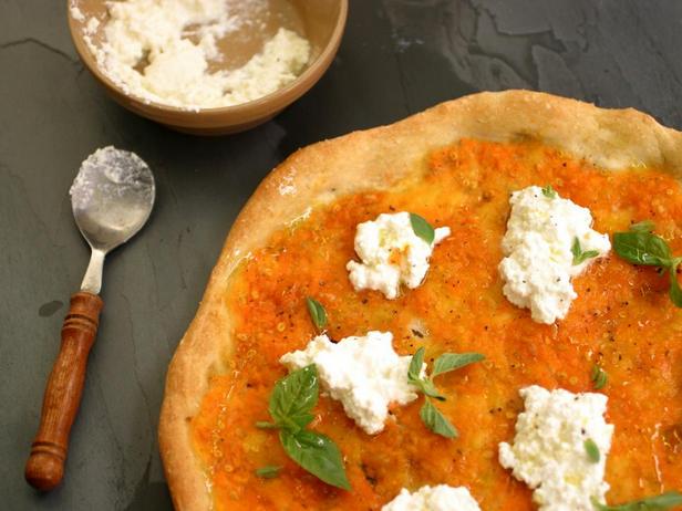 Pizza mit Ricotta und Tomaten