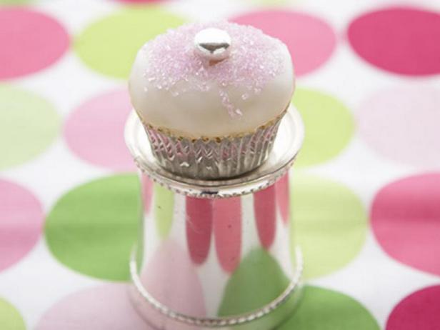 So backt man funkelnde Mini-Cupcakes