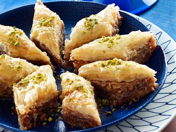 بقلاوة يونانية بعجينة الفيلو مع الفستق