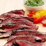 Gegrilltes Flankensteak mit Kapern und Sardellen