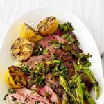 Gegrilltes Flanksteak mit Zitronen, Peperoni und Frühlingszwiebeln