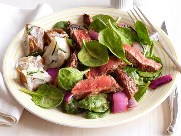 طريقة تحضير - شريحة لحم سيرلوين مشوية مع البصل والسبانخ والبطاطس بالكريمة الحامضة