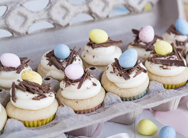 So backt man Oster-Cupcakes mit weißer Schokoladenglasur
