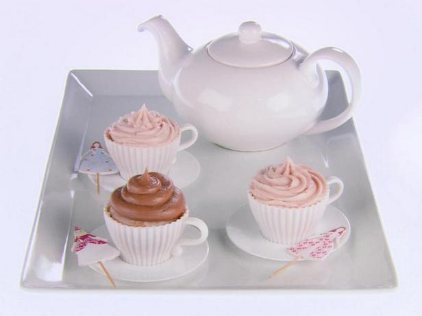 Wie man Erdbeer-Cupcakes backt