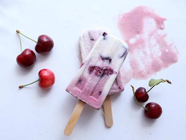 Come preparare i ghiaccioli al cocco, ciliegia e vaniglia
