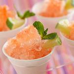 Fruchteis mit Mango und Erdbeeren im Glas