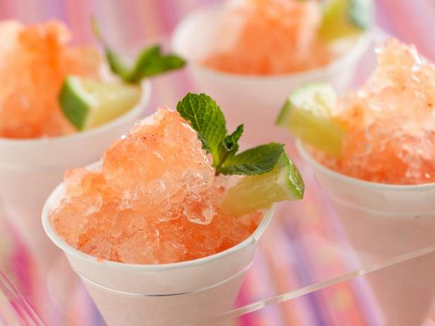 So macht man Mango- und Erdbeereis am Stiel im Glas
