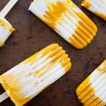 Lassi-Eiscreme mit Mango und Kurkuma