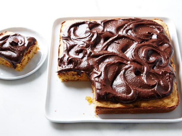 Diätkuchen mit Trockenfrüchten und zuckerfreier Schokoladenglasur