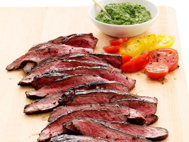 Gegrilltes Flankensteak mit Kapern und Sardellen