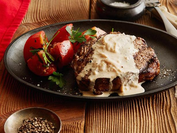 Ribeye-Steak mit Zwiebeln und Blauschimmelkäsesauce