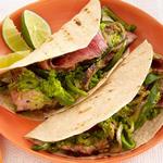 Steak-Fajitas mit Chimichurri-Sauce und gewürzten Paprika