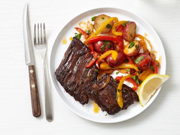 Wie man Flanksteak mit Paprikagarnitur zubereitet