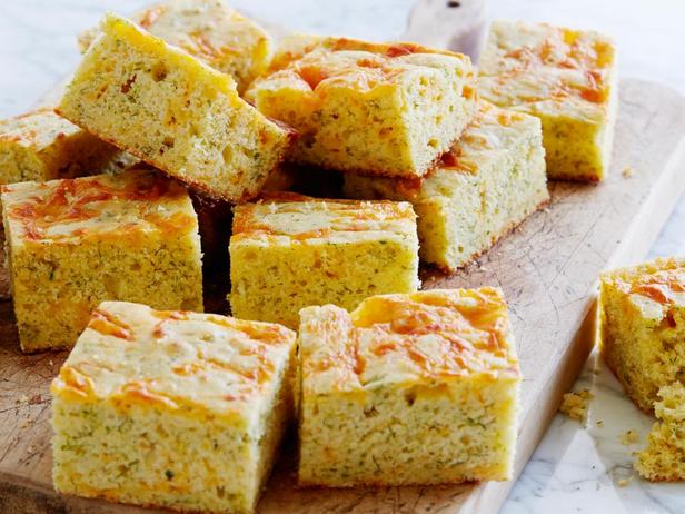 خبز الذرة مع الجبن والشبت
