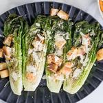 Caesar-Salat mit gegrilltem Knoblauch