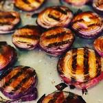 Gegrillte rote Zwiebeln