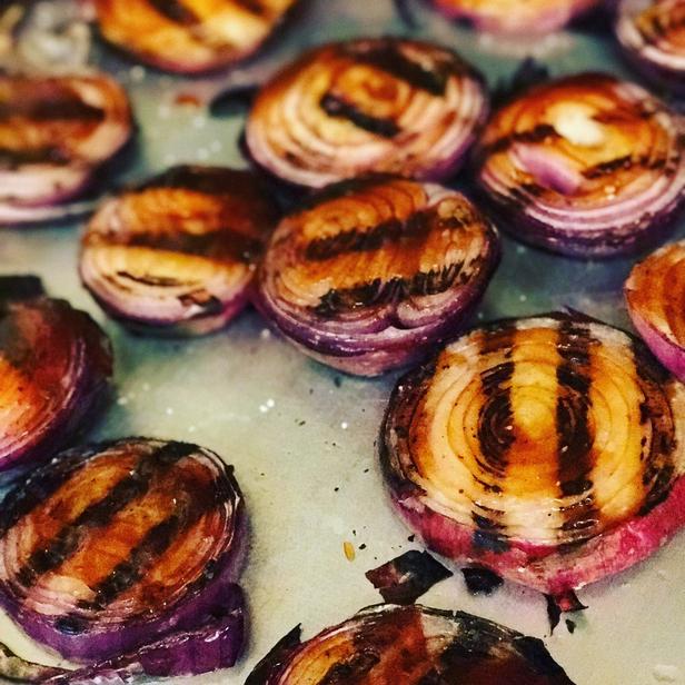 Wie man gegrillte rote Zwiebeln zubereitet