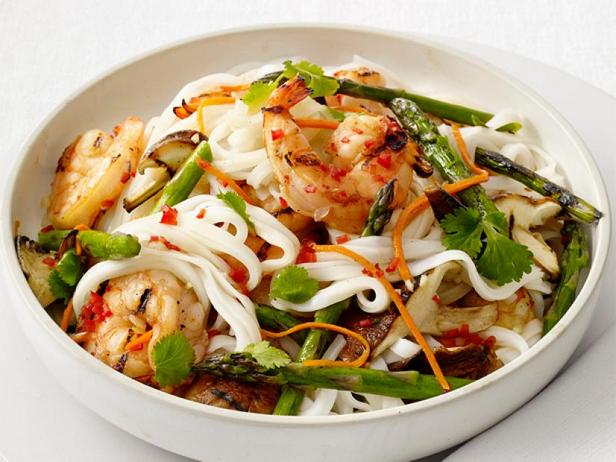 Come preparare - Insalata di spaghetti di riso con gamberi grigliati