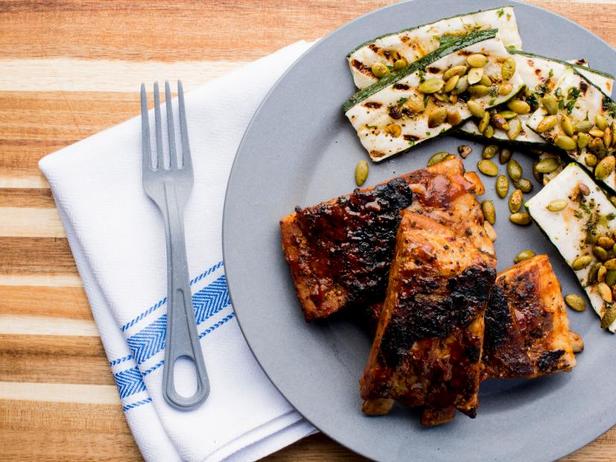 So grillt man Schweinerippchen: