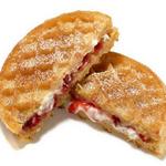 Süßes, warmes Sandwich mit Hüttenkäse zum Frühstück