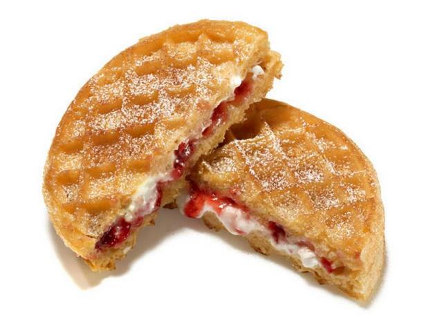 So bereiten Sie ein süßes, warmes Hüttenkäse-Sandwich zum Frühstück zu