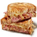 Warmes Sandwich mit Käse und Corned Beef