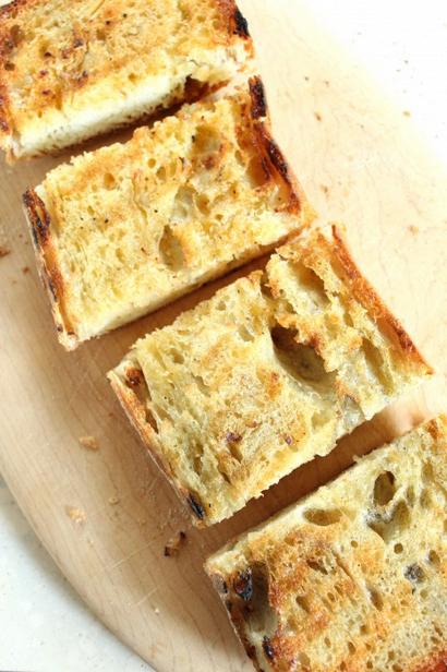 So wird gegrilltes italienisches Brot zubereitet