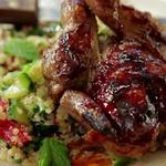 Gegrillte Wachtel mit Granatapfel-Orangen-BBQ-Sauce und Grünkohl-Quinoa-Taboulé-Salat