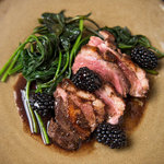 صدر بط مع صلصة التوت