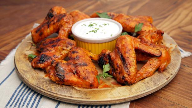 Wie man scharfe gegrillte Hähnchenflügel zubereitet