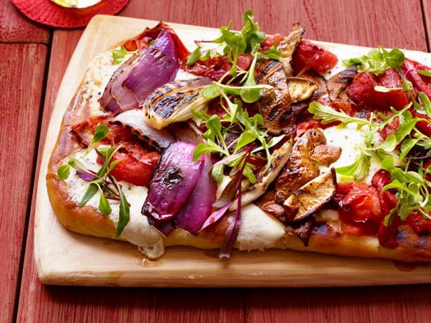 So macht man Pizza mit gegrilltem Belag