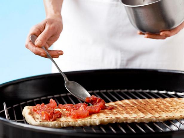 Belegen Sie die Pizza mit Füllungen und Toppings.