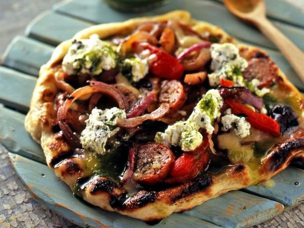 Zubereitung - Gegrillte Pizza mit Jägerwurst und Paprika