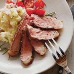 Gegrilltes Porterhouse-Steak mit Rosmarin und Knoblauch