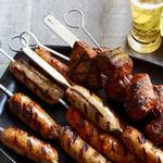 Steak- und Wurstspieße mit zwei lateinamerikanischen Saucen
