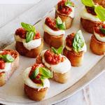 Bruschetta mit Tomaten, Mozzarella und Basilikum