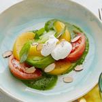 سلطة مع الطماطم والخوخ والريكوتا