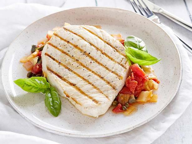 Zubereitung - Gegrillter Schwertfisch mit Tomaten-Kapern-Sauce