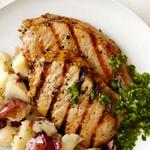 Naturbelassene Schweinekoteletts mit Kartoffelpüree und Chimichurri-Sauce
