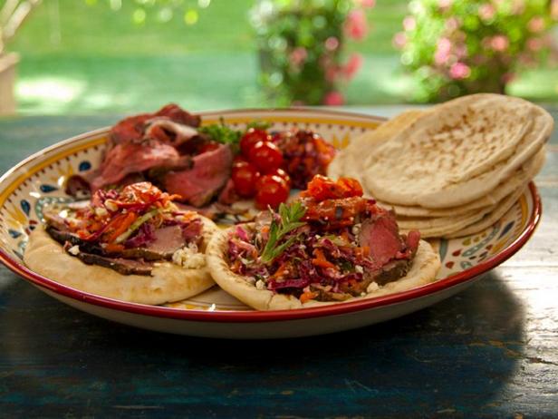 Zubereitung – Lamm-Pita mit Granatapfelglasur und Minze am Spieß, gegrillte Tomaten und griechischer Grünkohlsalat