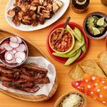 Gegrillte Taco-Bar mit orangefarben glasiertem Hähnchen und Steak